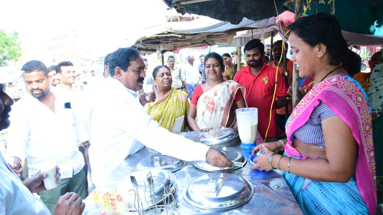 Minister Dayakar Rao | వ్యాపారం బాగుందా..? వీధి వ్యాపారితో మంత్రి ఎర్రబెల్లి మాటామంతీ..!