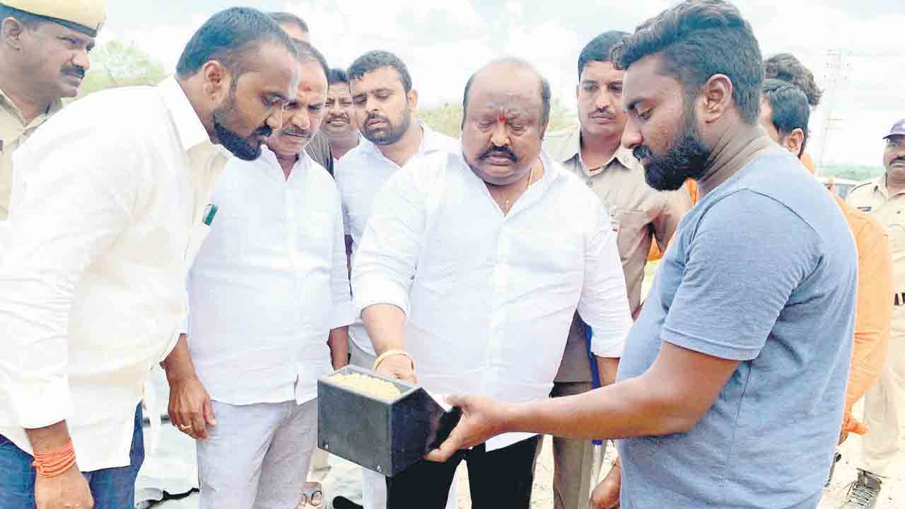 రైతులను ఆదుకోండి.. ఆడుకోవద్దు