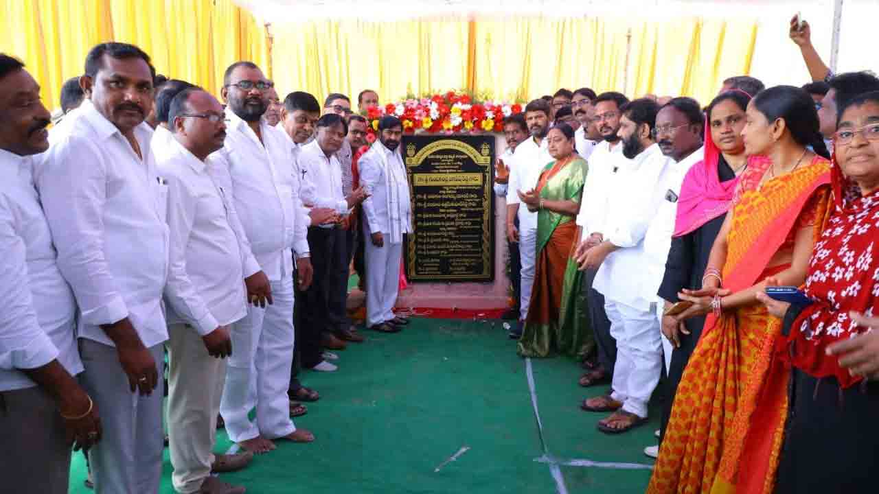 అన్నీ చేరువై అభివృద్ధ్ధిలో ముందున్నం