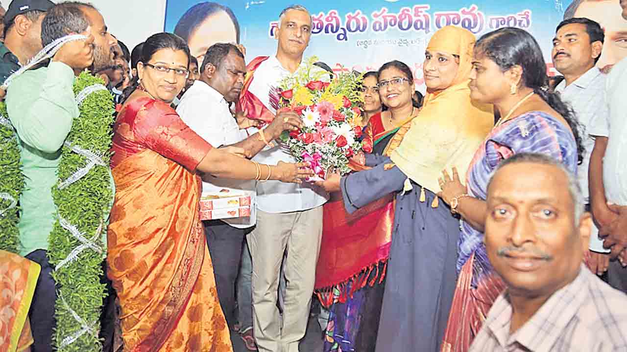 మంత్రి హరీశ్‌రావుకు సన్మానం