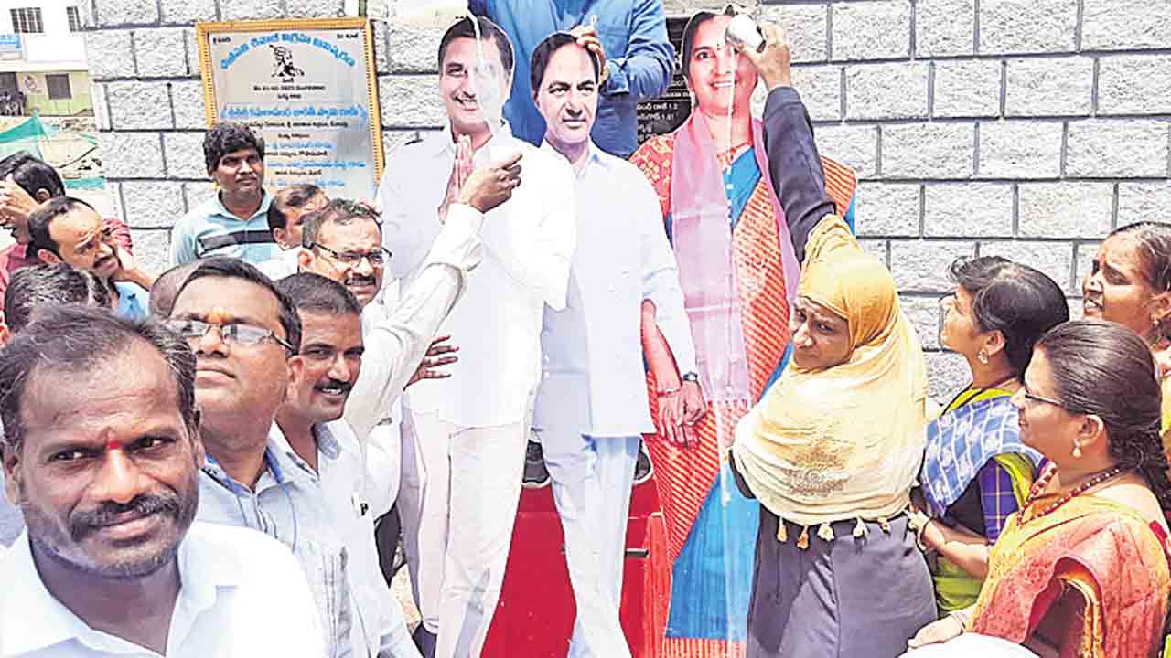 సీఎం కేసీఆర్‌, మంత్రి హరీశ్‌రావు ఫ్లెక్సీకి క్షీరాభిషేకం