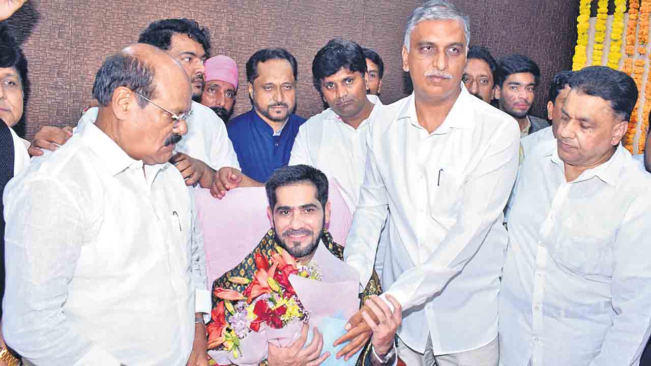 మైనార్టీ కమిషన్‌ చైర్మన్‌గా తారిఖ్‌