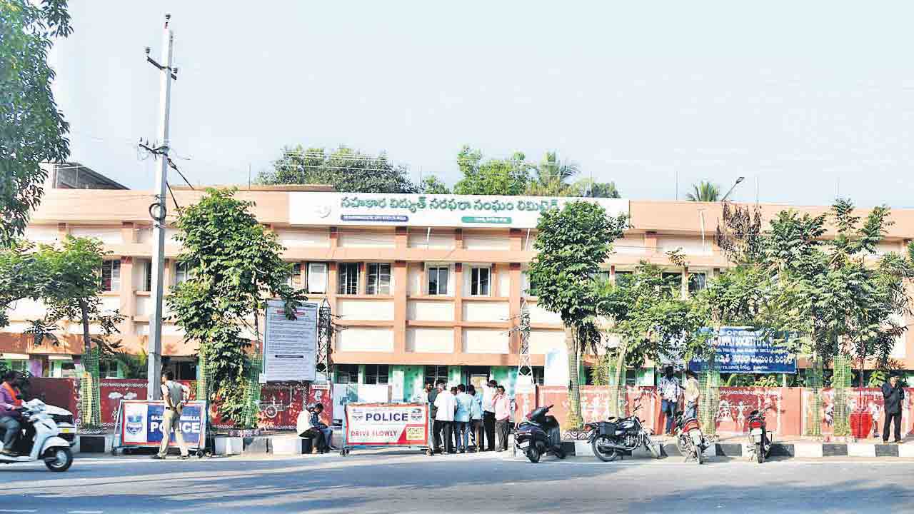 Sircilla | కార్మిక క్షేత్రంలో పవర్‌ కట్‌ ఉండదిక.. సిరిసిల్లలో భూగర్భ విద్యుత్‌ లైన్‌కు సెస్‌ నిర్ణయం