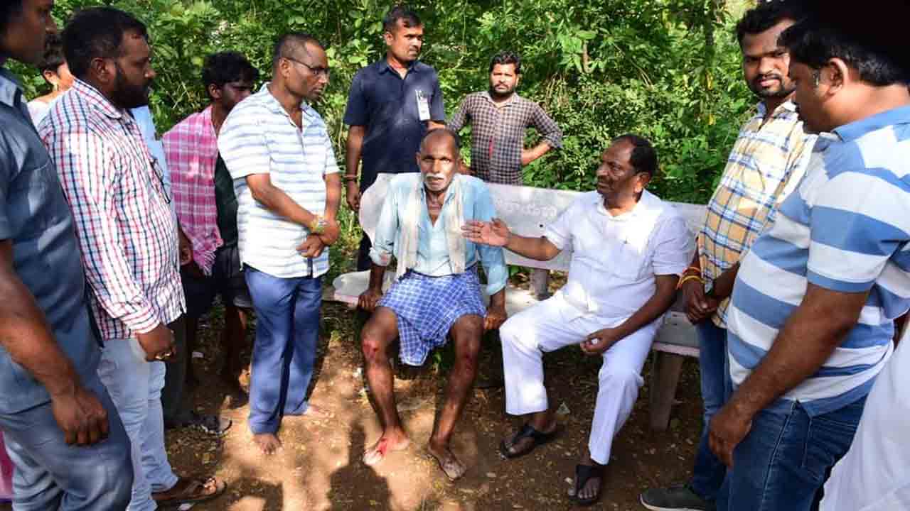 Minister Koppula | రోడ్డు ప్రమాదంలో గాయపడ్డ వృద్ధుడికి చేయూతనందించిన మంత్రి కొప్పుల