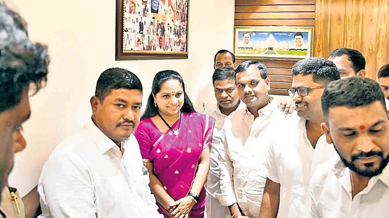 ఎమ్మెల్సీ కవితను కలిసిన బీఆర్‌ఎస్‌ నాయకులు