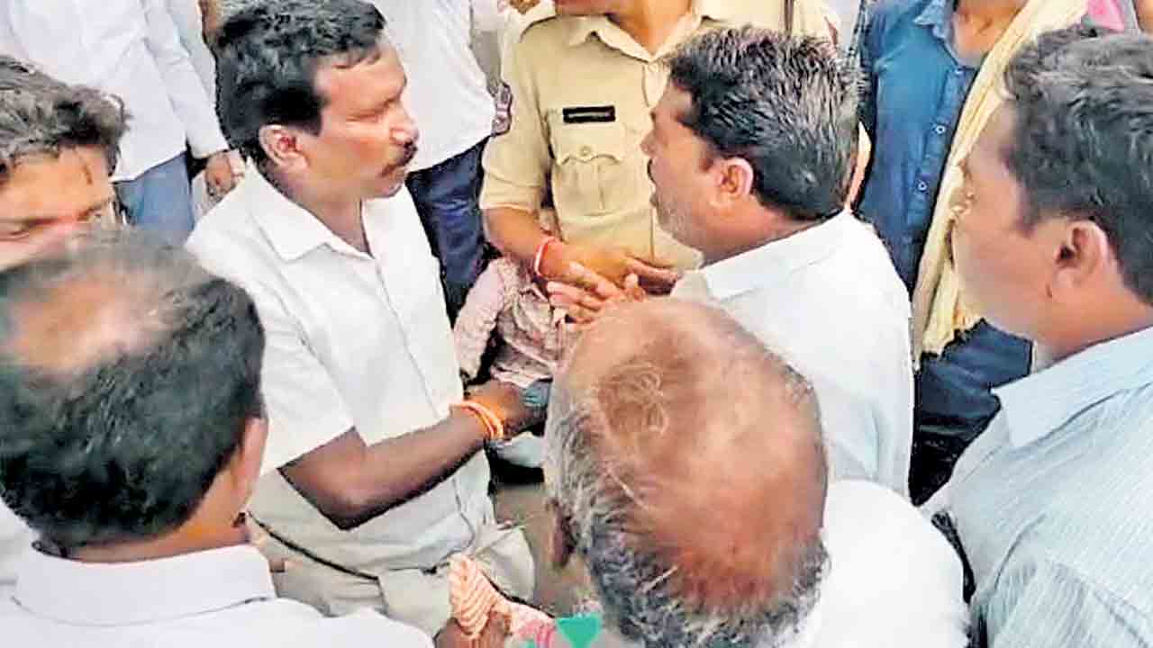 కాంగ్రెస్‌పై తిరగబడ్డ రైతులు