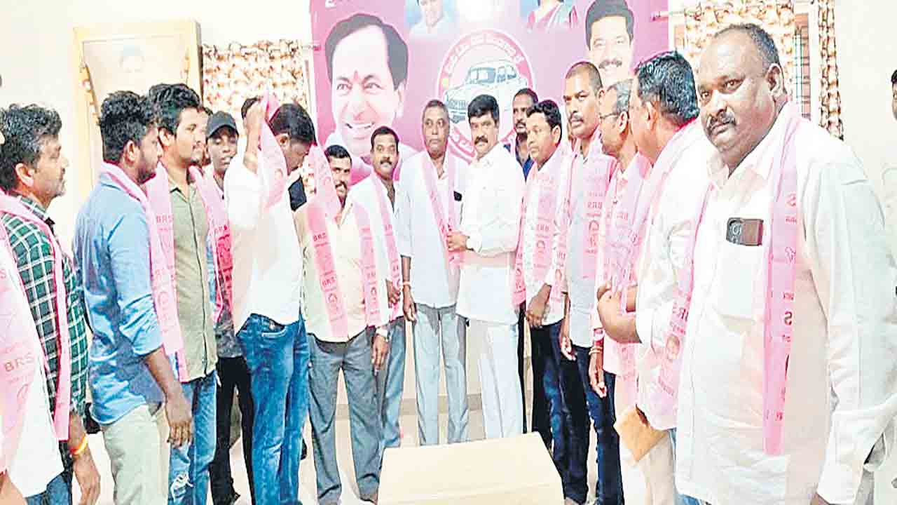 చేరికల జోరు