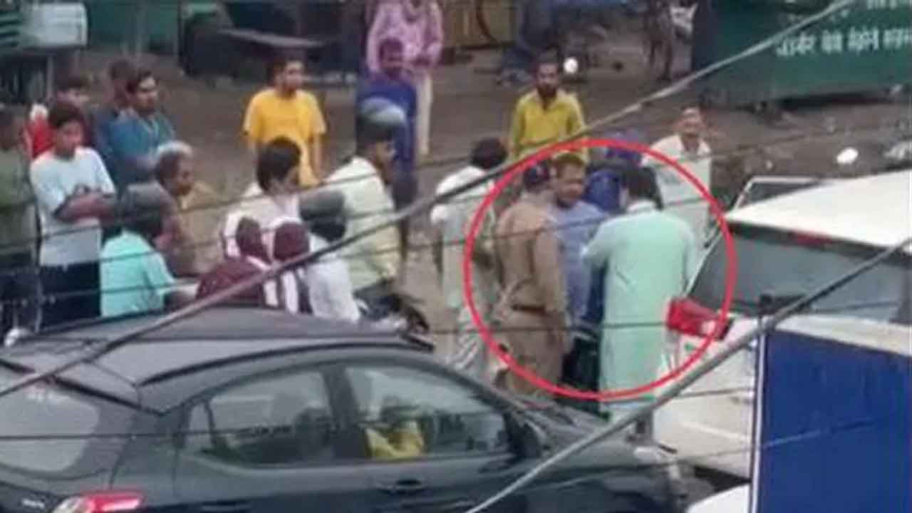 సామాన్యుడిపై బీజేపీ మంత్రి దాడి