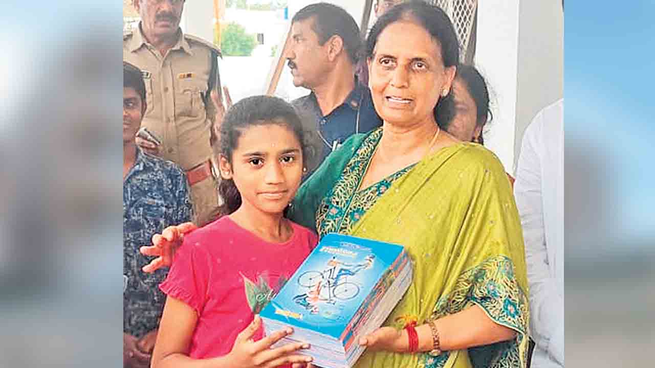 పుట్టిన రోజున పుస్తకాలే బహుమతిగా..