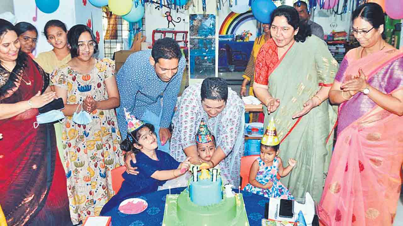 శిశువిహార్‌లో మంత్రి సత్యవతి మనమరాలి బర్త్‌డే