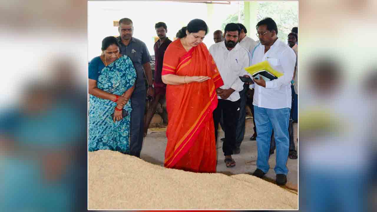 Minister Satyavati Rathode | రైతులు అధైర్య పడవద్దు.. తడిసిన ధాన్యం కొనుగోళ్లు : మంత్రి సత్యవతి రాథోడ్‌