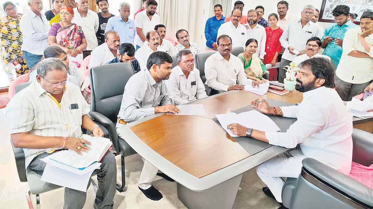 పనుల్లో వేగం పుంజుకోవాలి