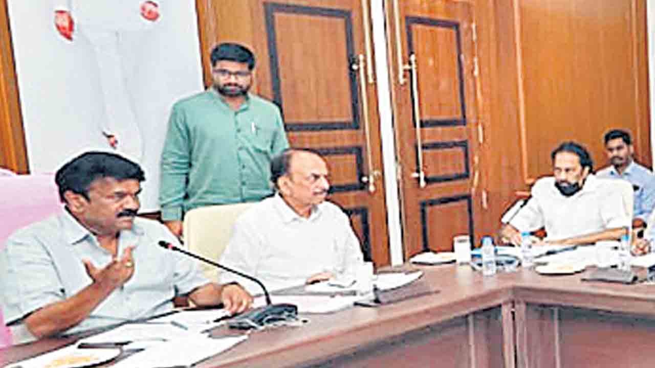 పథకాల అమలుపై పర్యవేక్షణ చేయాలి