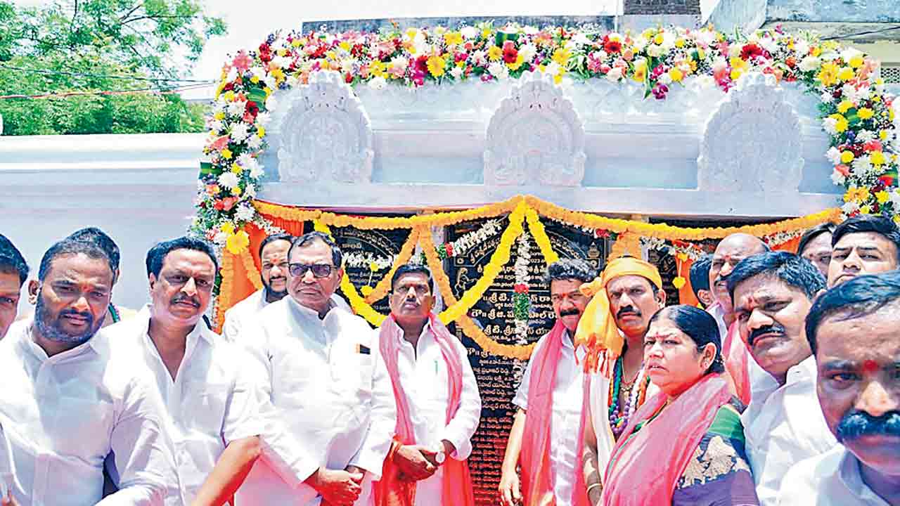 అందరికీ వేణుగోపాలుడి ఆశీస్సులుండాలి