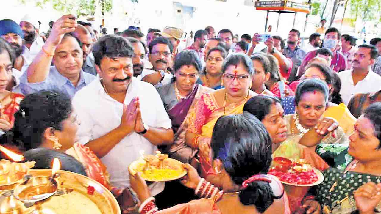 బల్కంపేట ఎల్లమ్మకు బంగారు కిరీటం