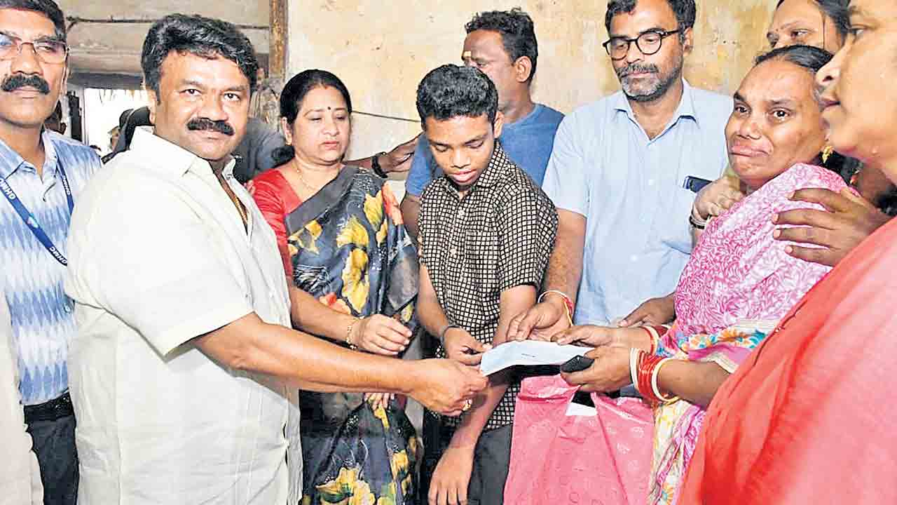 మౌనిక కుటుంబానికి 5 లక్షల ఆర్థిక సాయం