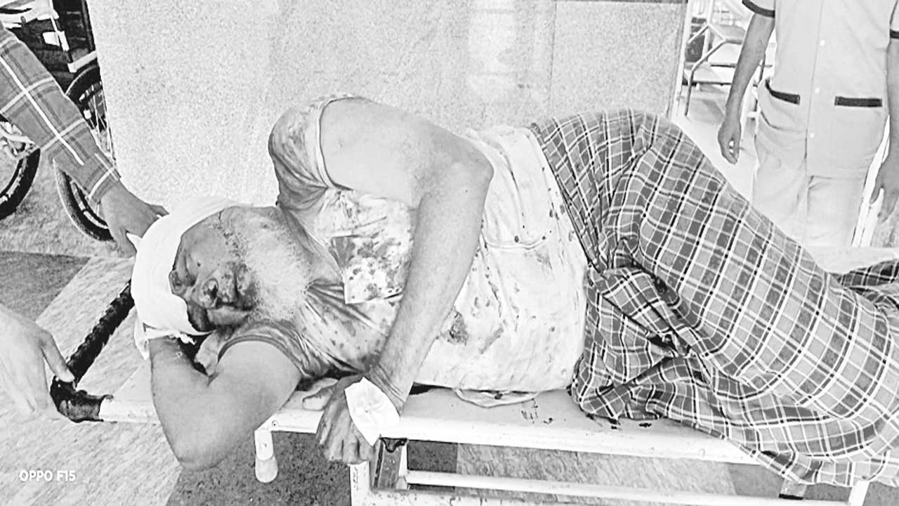 రెండిండ్లలో చోరీ : రూ.లక్షా80వేల అపహరణ