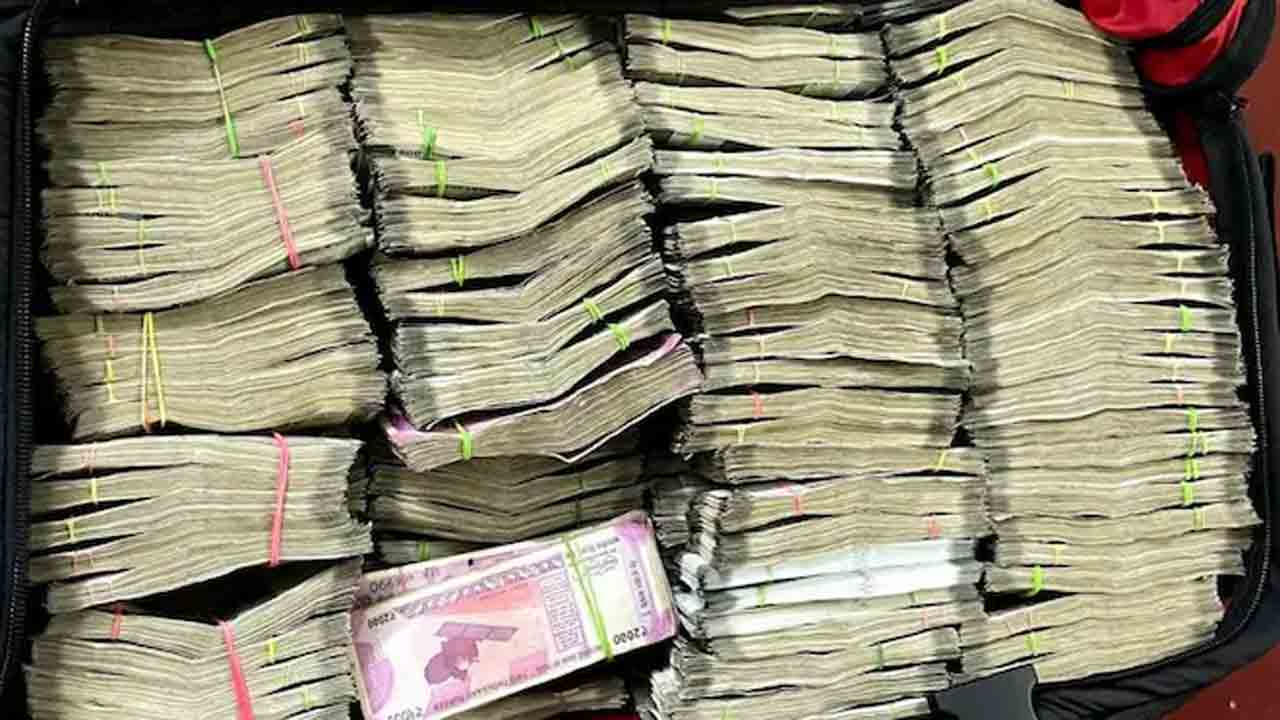 Karnataka Assembly Elections | మామిడి చెట్టుపై నోట్ల కట్టలు.. స్వాధీనం చేసుకున్న అధికారులు