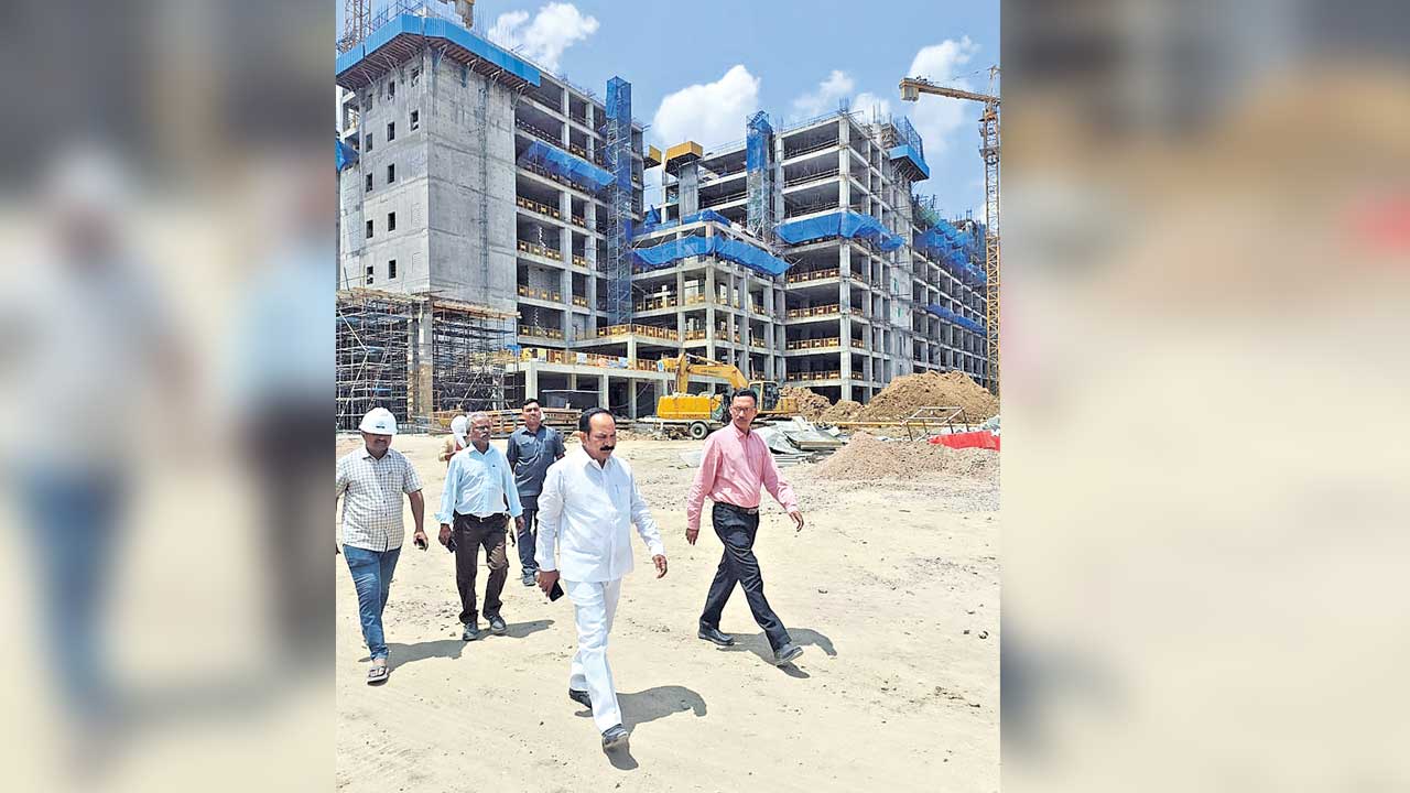 జైళ్లు పోయి దవాఖానలొచ్చె!