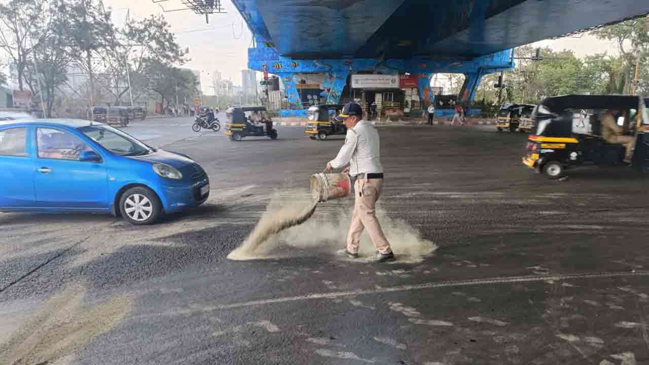 Mumbai Traffic Cop | వాహనదారుల భద్రతకై రోడ్డుపై ఇసుక చల్లిన ట్రాఫిక్‌ పోలీస్‌.. నెటిజన్లు ఫిదా