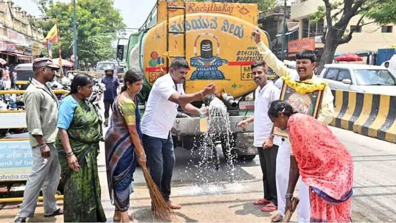 Karnataka | మోదీ రోడ్‌ షోతో ఆ దారి అపవిత్రమైందంటూ.. గో మూత్రంతో శుభ్రం చేసిన కాంగ్రెస్‌ శ్రేణులు