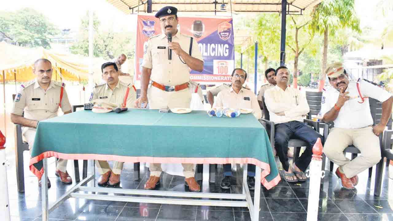 ఆటోడ్రైవర్లు క్రమశిక్షణతో మెలగాలి