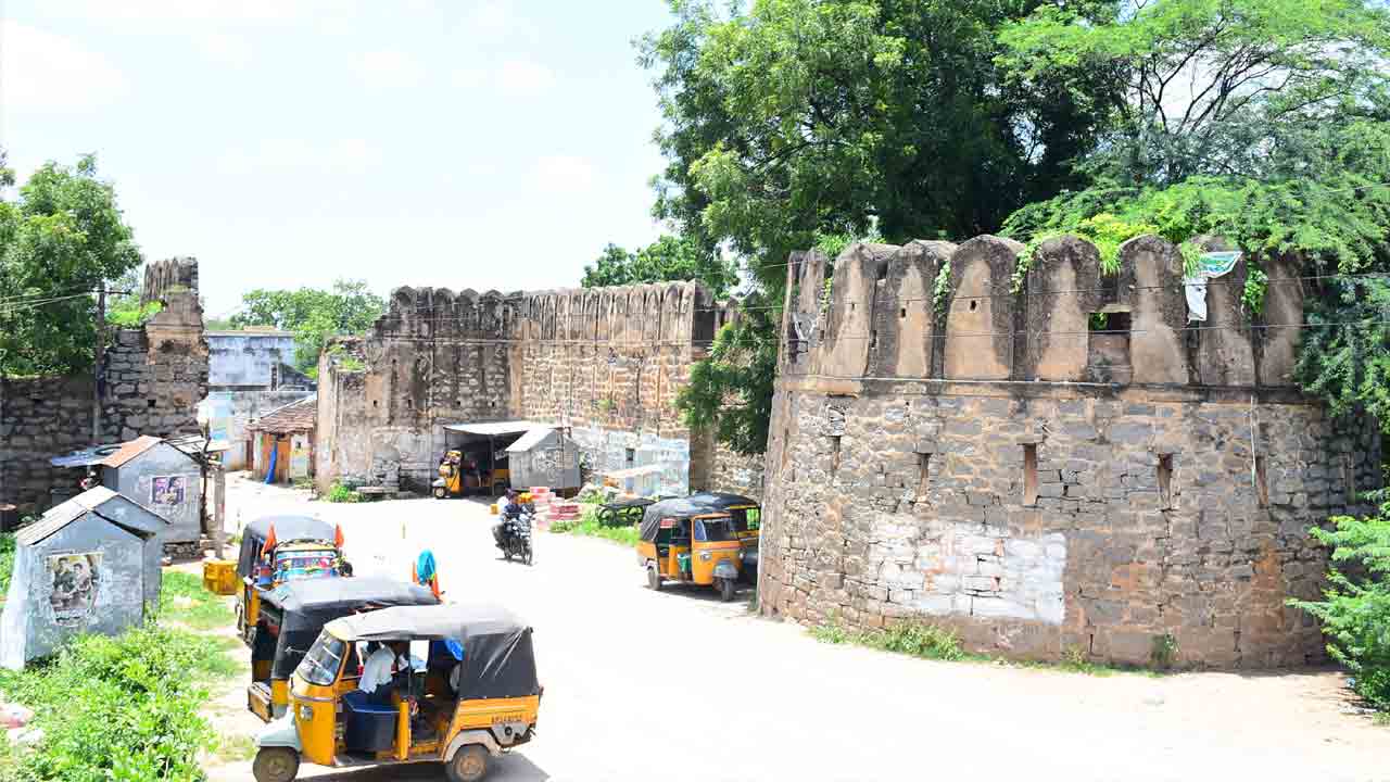 Bondugula |  చెక్కు చెదరని చరిత్ర.. అలనాటి వైభవాన్ని చాటుతున్న నిర్మాణాలు