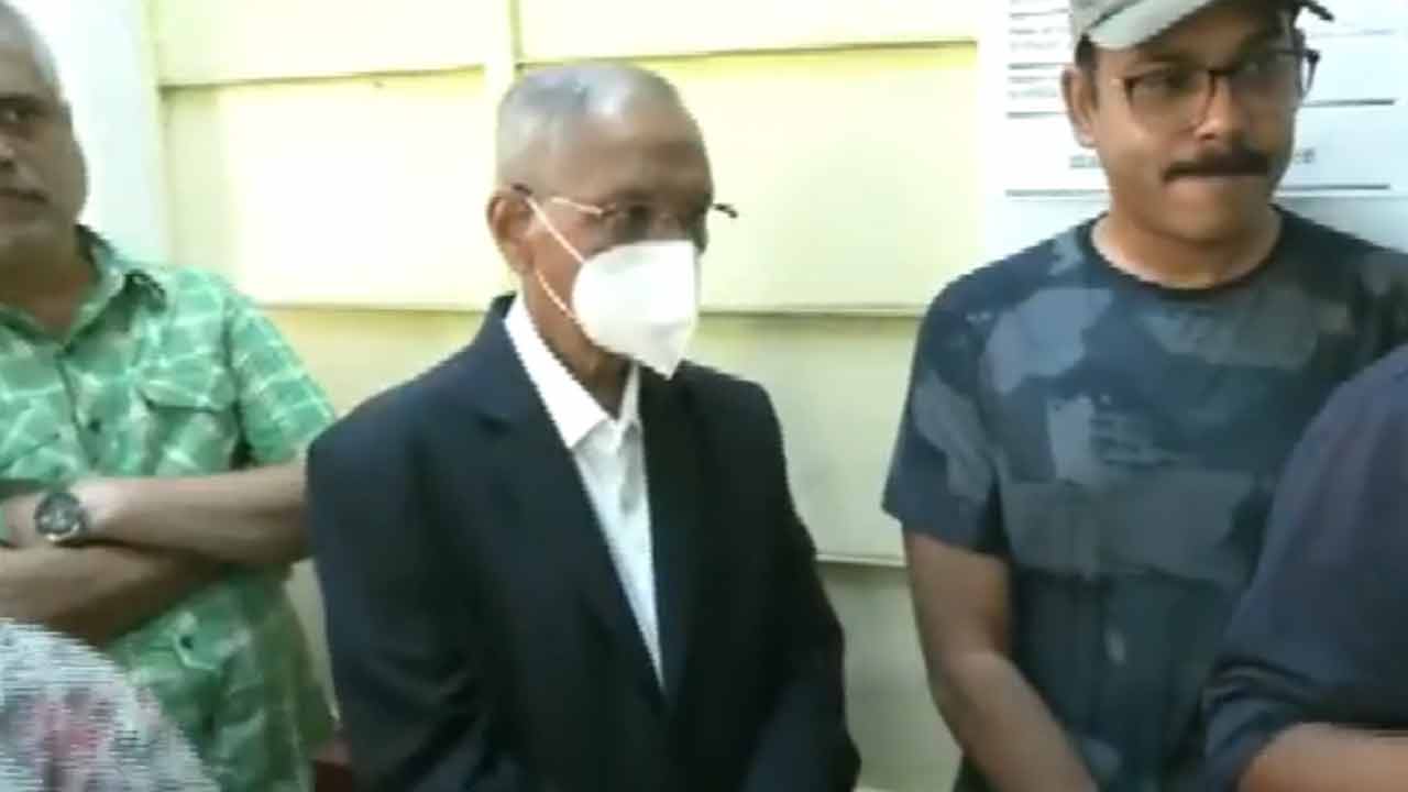 Karntaka Elections | లైన్‌లో నిలబడి ఓటేసిన ఇన్ఫోసిస్‌ వ్యవస్థాపకులు నారాయణ మూర్తి