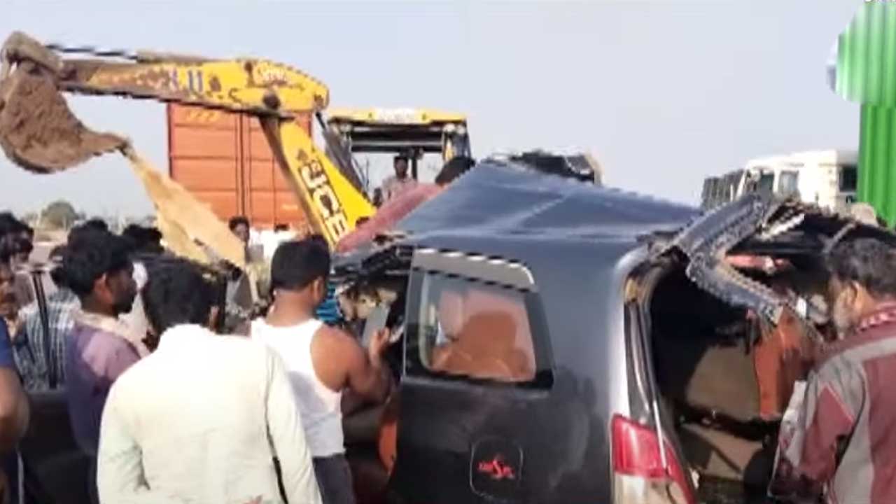 Road Accident | ఆగి ఉన్న కంటైనర్‌ను ఢీకొట్టిన కారు.. ముగ్గురు మృతి, ఐదుగురికి గాయాలు