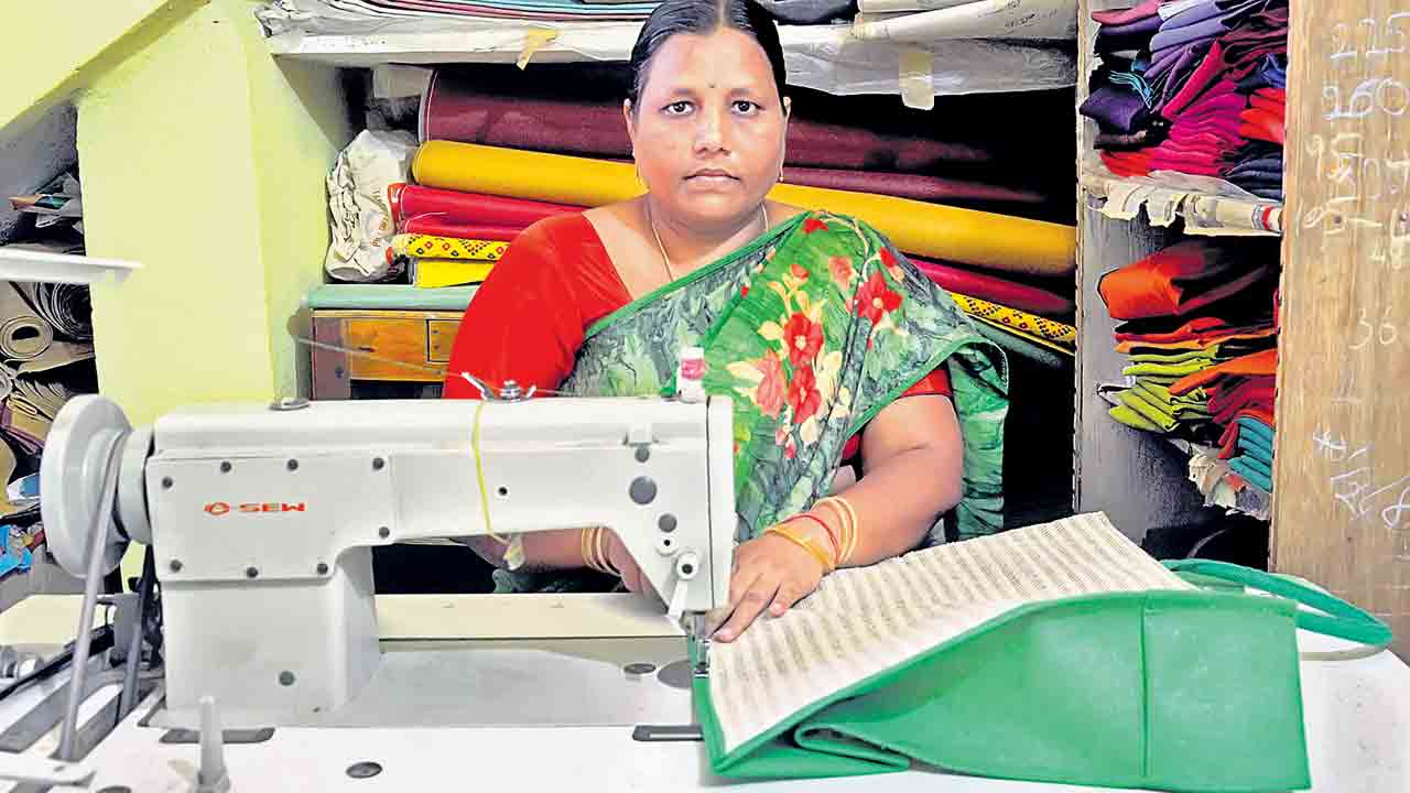 రాధిక బ్యాగు.. భలే బాగు!