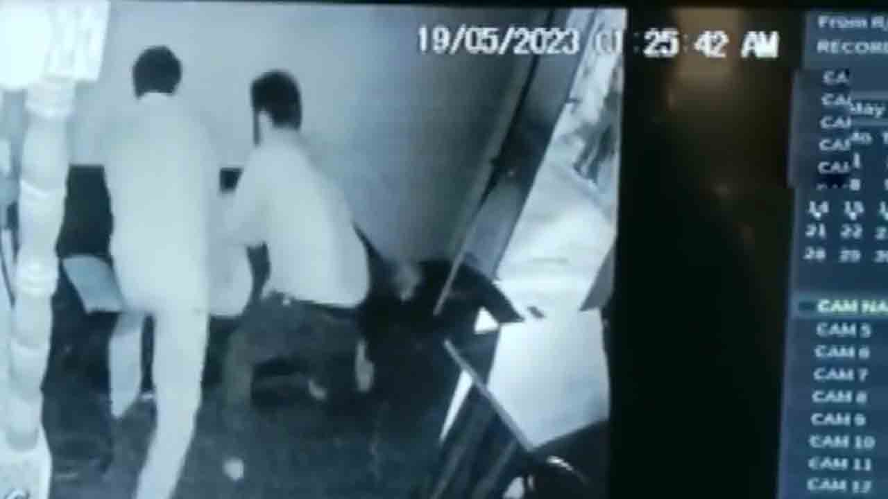 Viral video | పార్కింగ్ విషయంలో గొడవ.. సెక్యూరిటీ గార్డుపై ఇద్దరు వ్యక్తుల దాడి