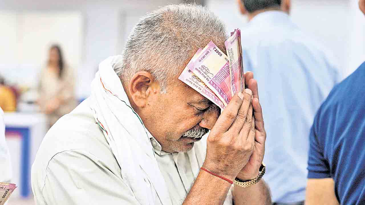 2000 Note | రెండు వేల నోట్ల మార్పిడికి అష్టకష్టాలు.. డిపాజిట్‌కు వెళ్తే ఒక్కో బ్యాంకులో ఒక్కో తీరు..