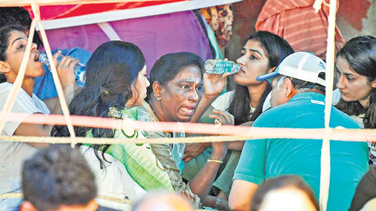 Anurag thakur |  నిరసన అణచివేతకు కేంద్ర మంత్రి అనురాగ్‌ ఠాకూర్‌ కుట్ర: రెజ్లర్లు