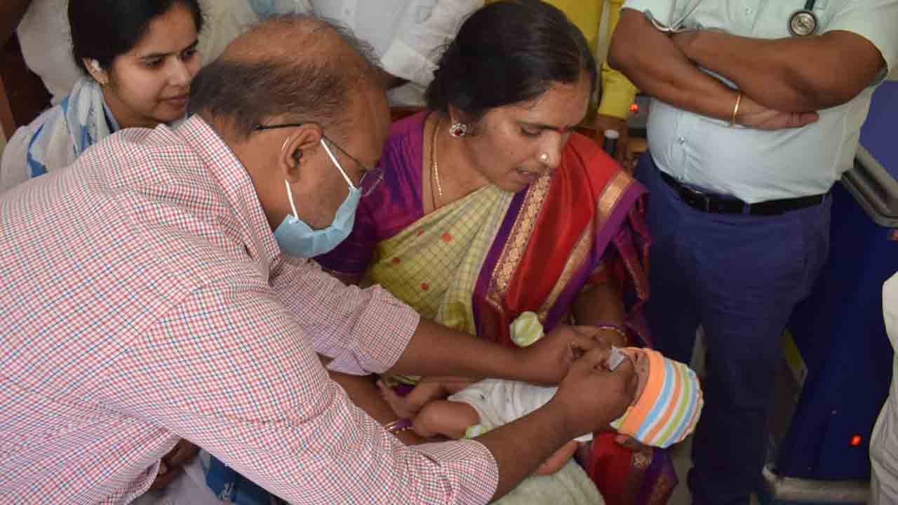 Padma Devender Reddy | మెదక్‌ ప్రభుత్వ ఆస్పత్రిలో మనవడికి టీకా వేయించిన ఎమ్మెల్యే