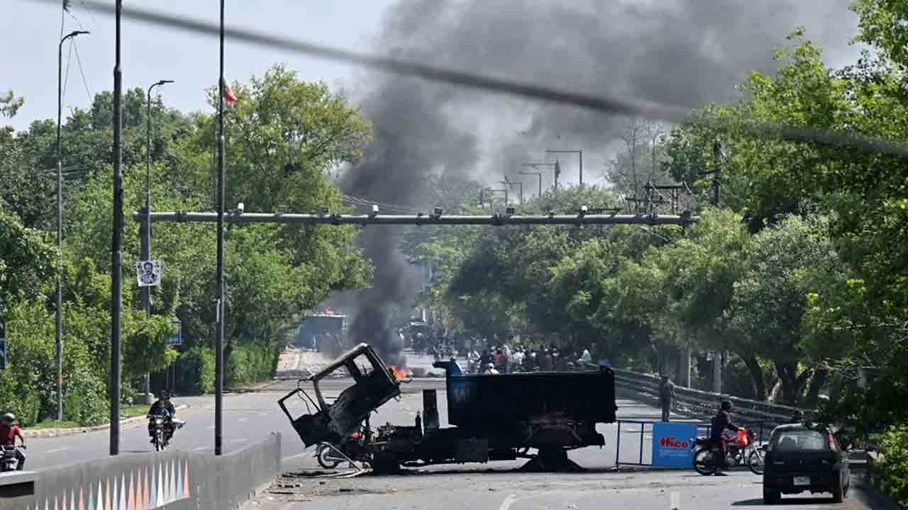 Imran Khan | ఇమ్రాన్‌ ఖాన్‌ అరెస్ట్‌తో అట్టుడుకుతున్న పాక్‌.. పంజాబ్‌ ప్రావిన్స్‌లో 1,000 మంది అరెస్ట్‌