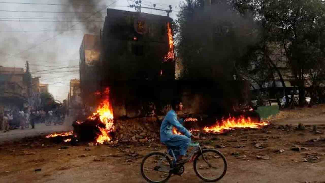 Imran Khan | నిరసనలతో పెల్లుబుకుతున్న పాక్‌.. ప్రధాని ఇంటిపై పెట్రోల్‌ బాంబులు విసిరిన పీటీఐ మద్దతుదారులు