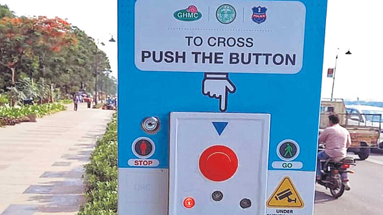 Pelican signals |  పాదచారులకు రాచబాట పెలికాన్‌ సిగ్నల్స్‌.. బటన్‌ నొక్కేందుకు అందుబాటులో వాలంటీర్లు
