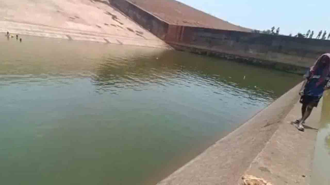 నీటిలో పడ్డ ఫోన్‌ కోసం రిజర్వాయర్‌నే తోడేశారు