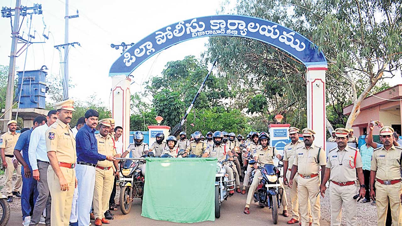 వాహనదారులు హెల్మెట్‌ ధరించాలి