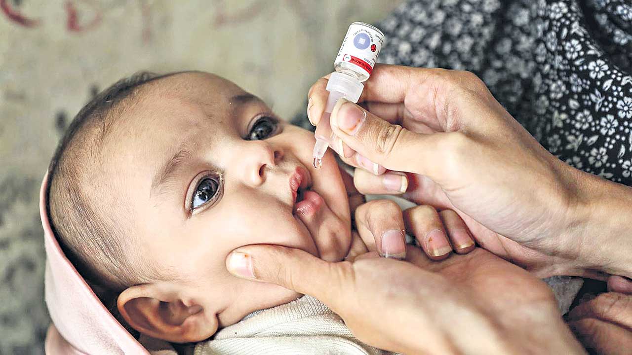 Polio Vaccine |  పోలియో టీకాలకూ కొరతే.. గాలిలో దీపంలా దేశంలోని చిన్నారుల ఆరోగ్యం!