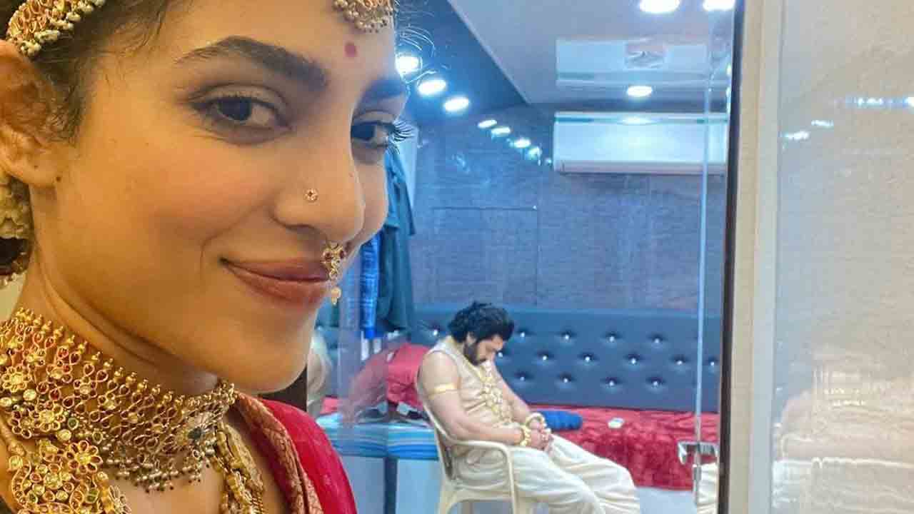 Ponniyin Selvan 2 | పొన్నియన్‌ సెల్వన్‌ 2 షూట్‌లో నిద్రపోయిన జయం రవి.. ఫన్‌ టైం స్టిల్స్‌