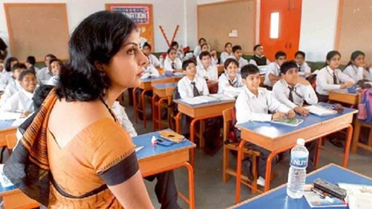 మాడల్‌ స్కూళ్ల టీచర్లకు హెల్త్‌కార్డులివ్వండి