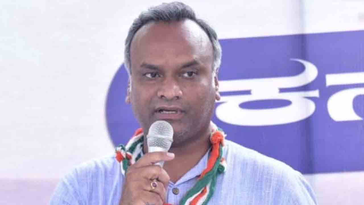 Priyank Kharge | ప్రధాని మోదీ పనికిరాని కొడుకు.. ఖర్గే కుమారుడి వివాదాస్పద వ్యాఖ్యలు