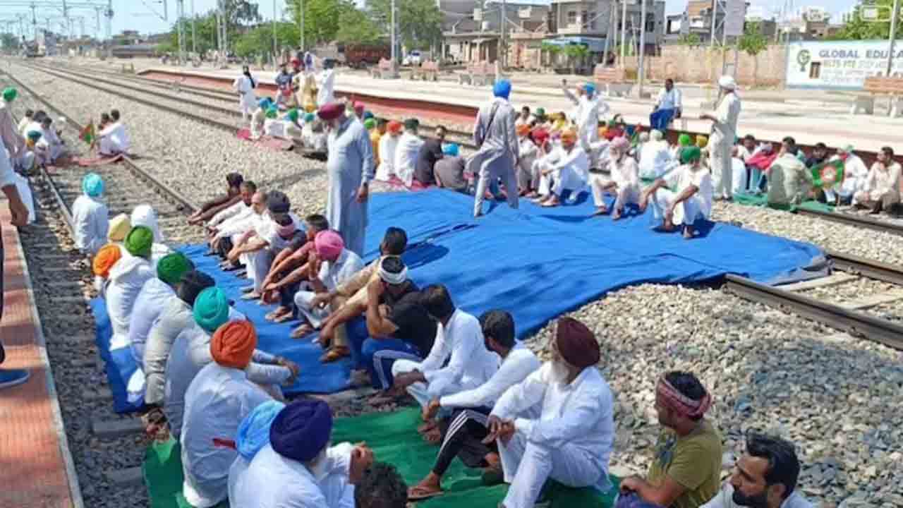 sit in at railway station | యువకుడి మృతికి నిరసనగా.. రైలు పట్టాలపై బైఠాయించి ఆందోళన