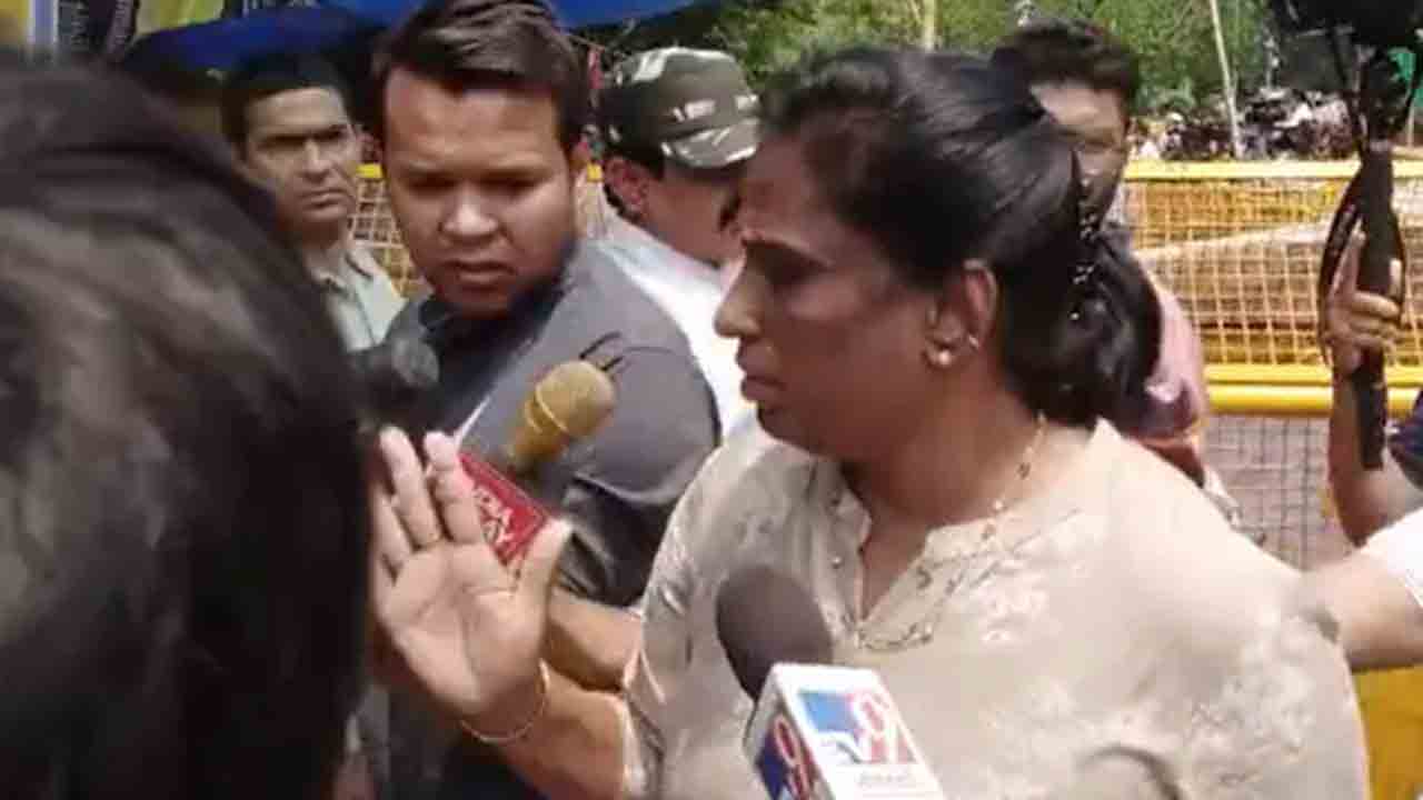 PT Usha | రెజ్లర్లను పరామర్శించిన పీటీ ఉష.. సమస్యను పరిష్కరిస్తామంటూ హామీ