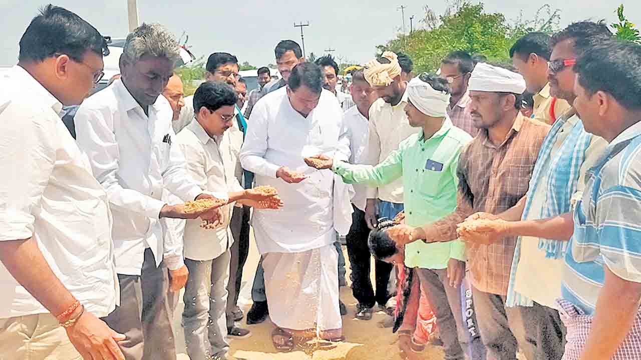 రైతన్నకు అండగా స్పీకర్‌ పోచారం