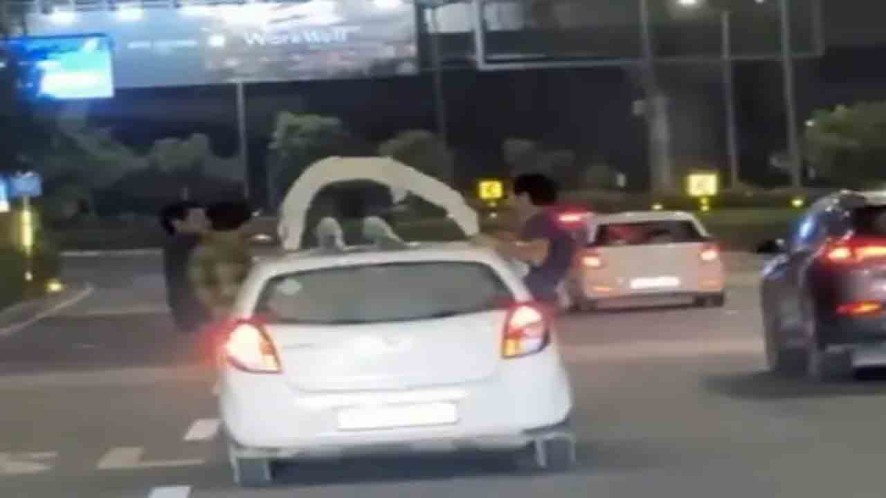 Watch: కదులుతున్న కారుపై పుష్‌ అప్‌లు చేసిన వ్యక్తి.. వీడియో వైరల్‌