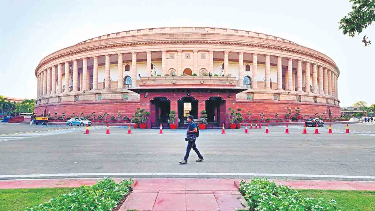 Parliament |  ఘన చరిత్రకు సాక్ష్యం.. ప్రజాస్వామ్య స్ఫూర్తికి చిహ్నంగా నిలిచిన పాత పార్లమెంటు భవనం సంగతేంటి?