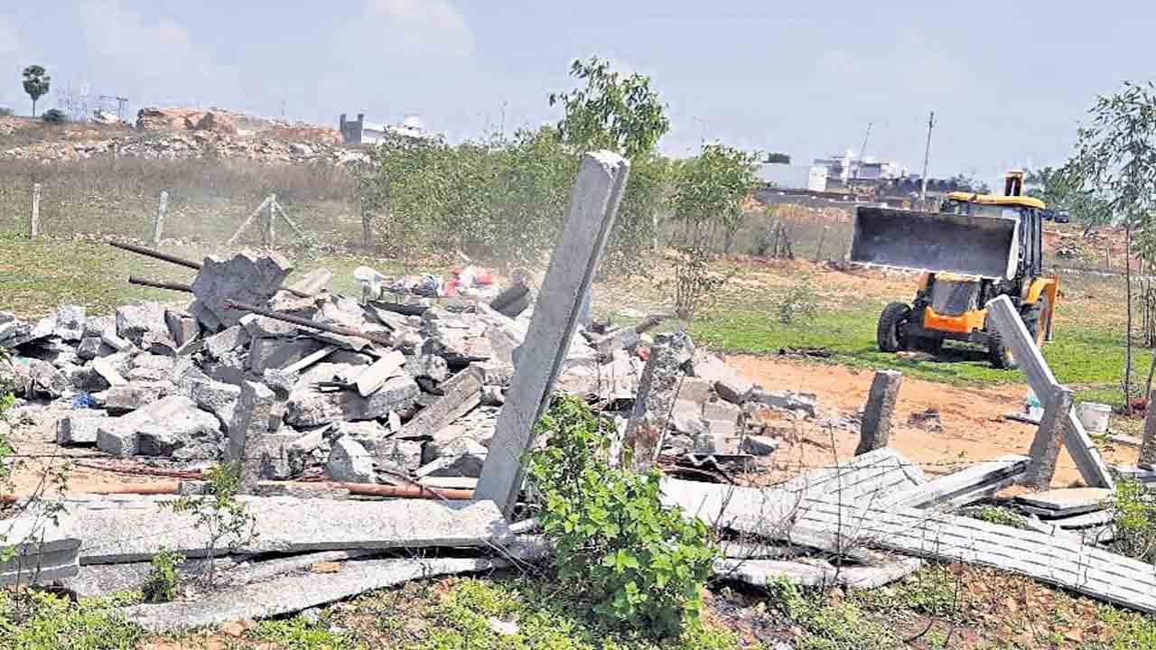 అక్రమ కట్టడాల కూల్చివేత