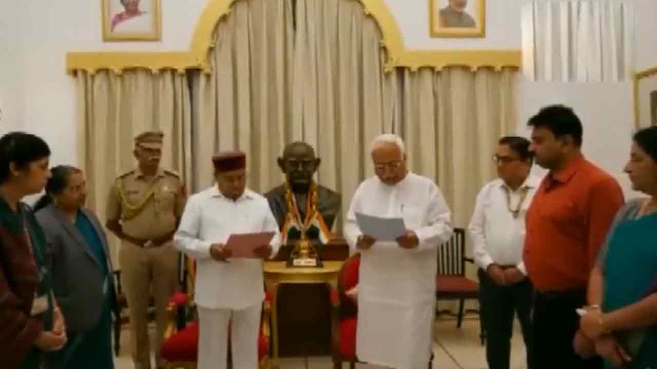 RV Deshpande | కర్ణాటక అసెంబ్లీ ప్రొటెం స్పీకర్‌గా ఆర్‌వీ దేశ్‌పాండే ప్రమాణస్వీకారం